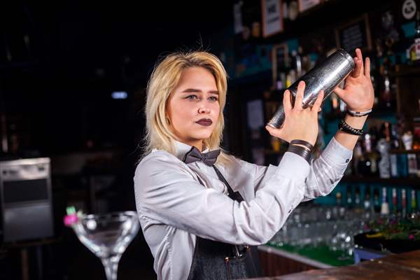 Sztuka flair bartending – jak mistrzowie shakerów oczarowują swoją publiczność